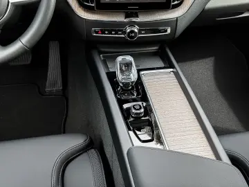 Volvo XC60 B5 Benzin AWD Plus Dark Lagom-Paket