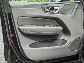 Volvo XC60 B5 Benzin AWD Plus Dark Lagom-Paket