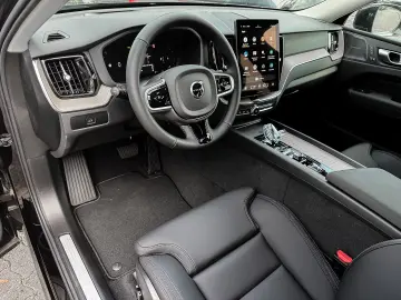 Volvo XC60 B5 Benzin AWD Plus Dark Lagom-Paket