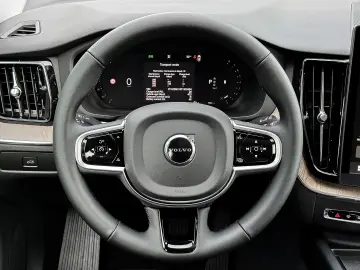 Volvo XC60 B5 Benzin AWD Plus Dark Lagom-Paket