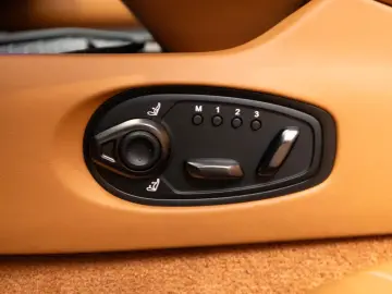 ASTON MARTIN DB12 4.0 V8