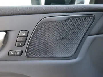 Volvo XC60 T6 AWD Recharge Ultra Dark FOUR