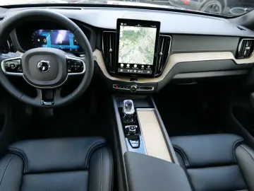 Volvo XC60 T6 AWD Recharge Ultra Dark FOUR
