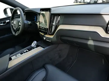 Volvo XC60 T6 AWD Recharge Ultra Dark FOUR