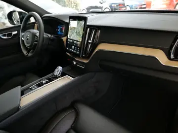 Volvo XC60 T6 AWD Recharge Ultra Dark FOUR