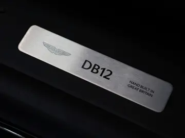 ASTON MARTIN DB12 Coupé NP305K DT DUOTONE 1.HD BOWERS&WILKIN