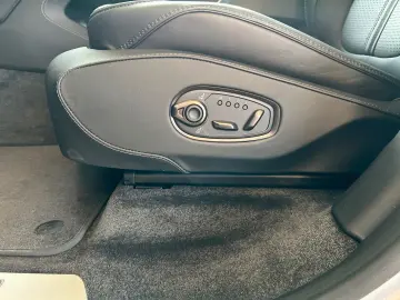 ASTON MARTIN DBX 707