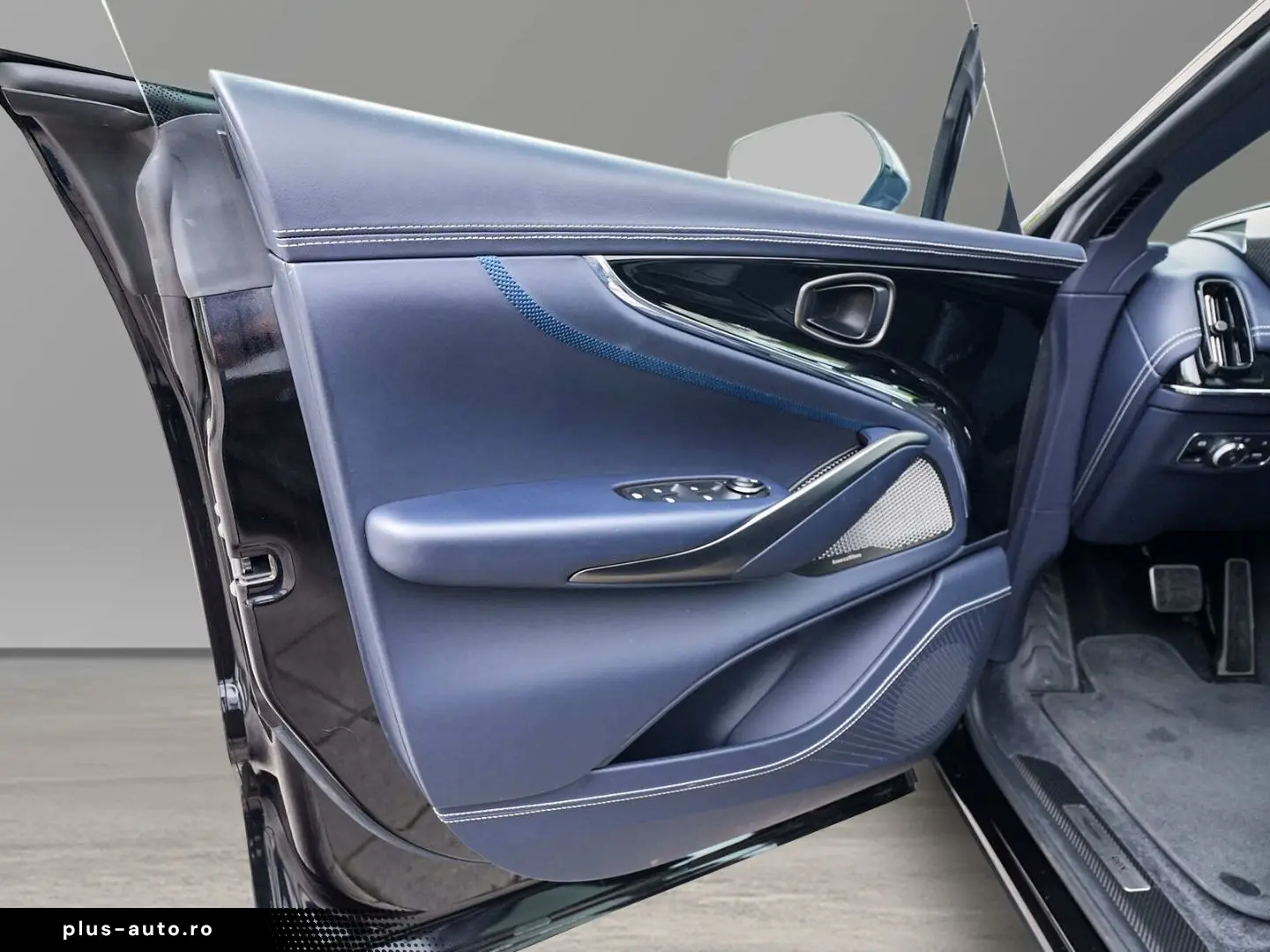 ASTON MARTIN DBX 707 Ultramarine Black   Dark Knight
