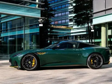 ASTON MARTIN DBS -