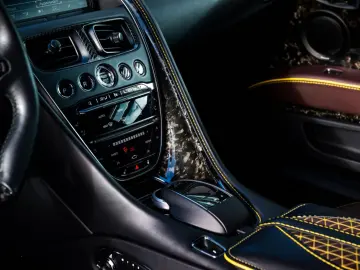 ASTON MARTIN DBS -