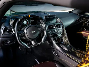 ASTON MARTIN DBS -