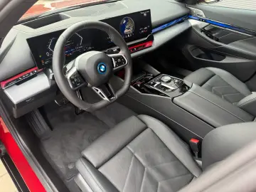BMW 550e xDrive M Sport Pro B&W Sitzbelüftung 360