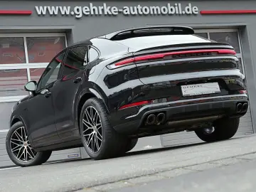 PORSCHE Cayenne Coupe E-Hybrid Black Edition HA-Lenkung