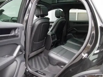 PORSCHE Cayenne Coupe E-Hybrid Black Edition HA-Lenkung