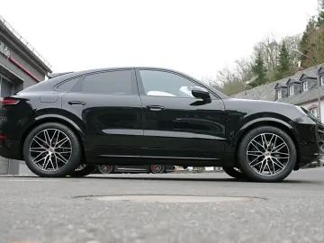 PORSCHE Cayenne Coupe E-Hybrid Black Edition HA-Lenkung