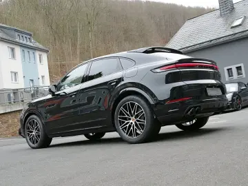 PORSCHE Cayenne Coupe E-Hybrid Black Edition HA-Lenkung