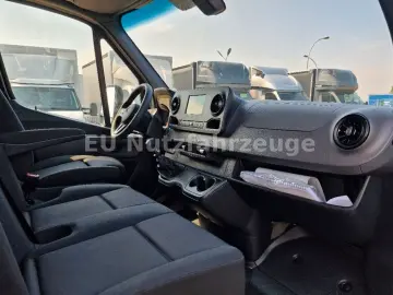 Mercedes-Benz Sprinter 319 CDI Tarpaulin 9PAL SleeperCab LBW
