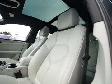 PORSCHE Macan LEDER KREIDE-ACC-LUFTF-PANO-SPORTABG.-VOLL