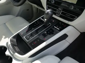 PORSCHE Macan LEDER KREIDE-ACC-LUFTF-PANO-SPORTABG.-VOLL