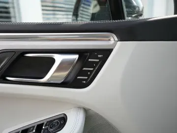 PORSCHE Macan LEDER KREIDE-ACC-LUFTF-PANO-SPORTABG.-VOLL