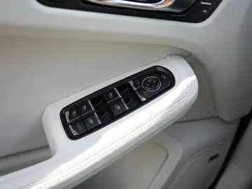 PORSCHE Macan LEDER KREIDE-ACC-LUFTF-PANO-SPORTABG.-VOLL