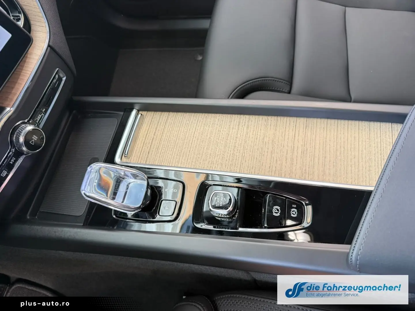 VOLVO XC60 T8 Plus Dark Recharge Plug-In Hybrid AWD St
