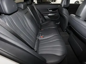 MERCEDES-BENZ E 220 d 4M AHK KAMERA TOTWINKEL DISTRO LED 18