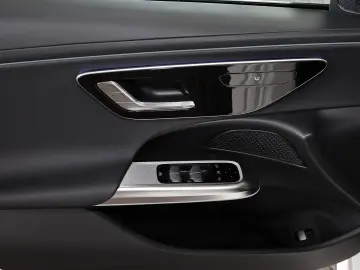 MERCEDES-BENZ E 220 d 4M AHK KAMERA TOTWINKEL DISTRO LED 18
