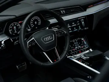 AUDI Q8 e-tron 55 quattro S line