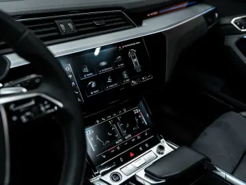 AUDI Q8 e-tron 55 quattro S line