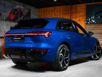 AUDI Q8 e-tron 55 quattro S line
