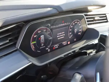 AUDI Q8 e-tron S line 55 qu. Matrix HUD B&O Air ACC