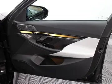 BMW M5 G90 Plug-in Hybrid   727 CP B&W VENTILAȚIE M DRIVE