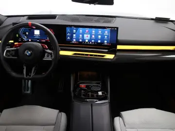 BMW M5 G90 Plug-in Hybrid   727 CP B&W VENTILAȚIE M DRIVE