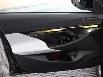 BMW M5 G90 Plug-in Hybrid   727 CP B&W VENTILAȚIE M DRIVE
