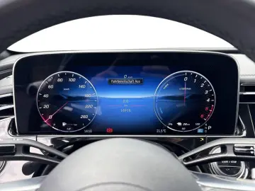 MERCEDES-BENZ E 300 de AMG Superscreen Hands-Free