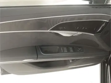 AUDI A8 60 TFSI e qu. P-Dach Matrix B&O Luft NAV HUD