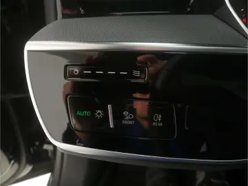 AUDI A8 60 TFSI e qu. P-Dach Matrix B&O Luft NAV HUD