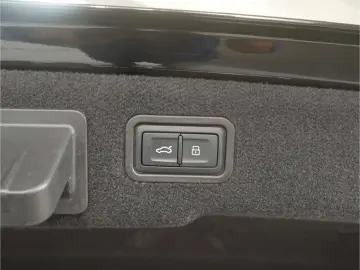 AUDI A8 60 TFSI e qu. P-Dach Matrix B&O Luft NAV HUD