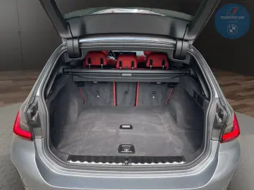 BMW 330 i xDrive Touring M-Sport DriveAssist Prof