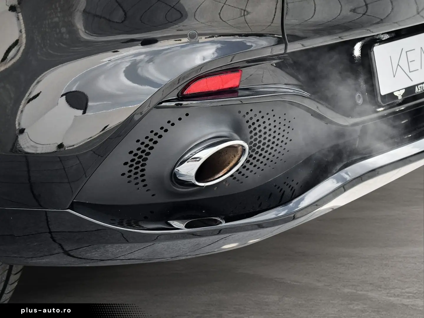 ASTON MARTIN DBX 550 Jet Black   Onyx Black