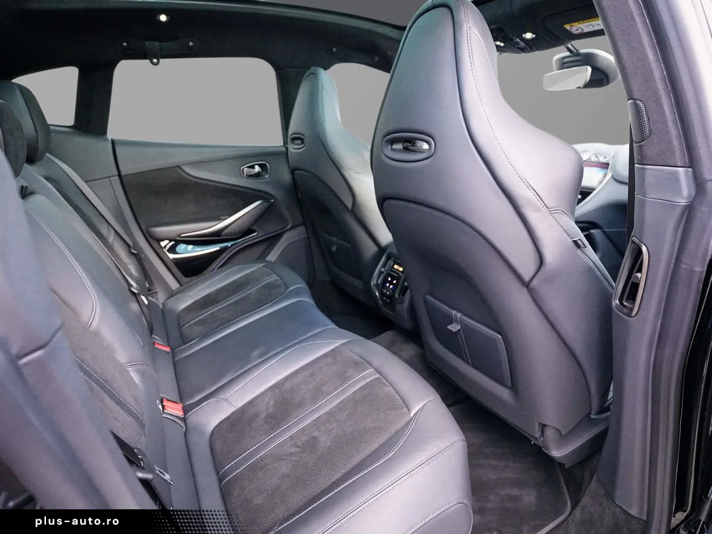 ASTON MARTIN DBX 550 Jet Black   Onyx Black