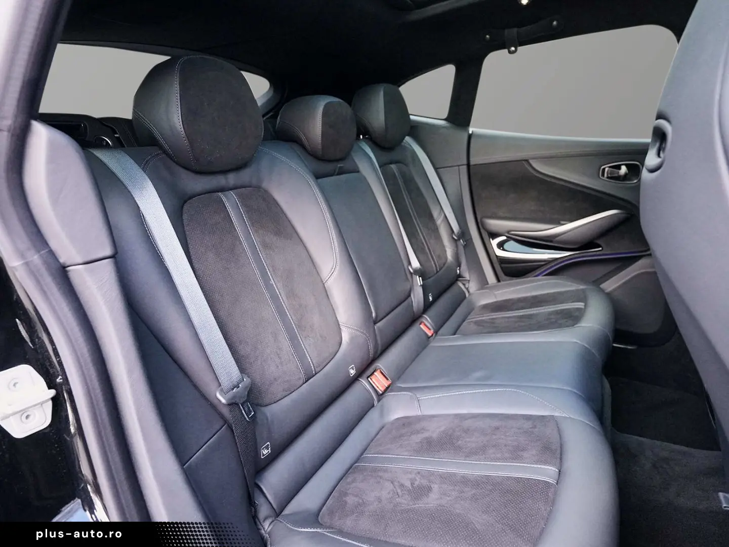 ASTON MARTIN DBX 550 Jet Black   Onyx Black
