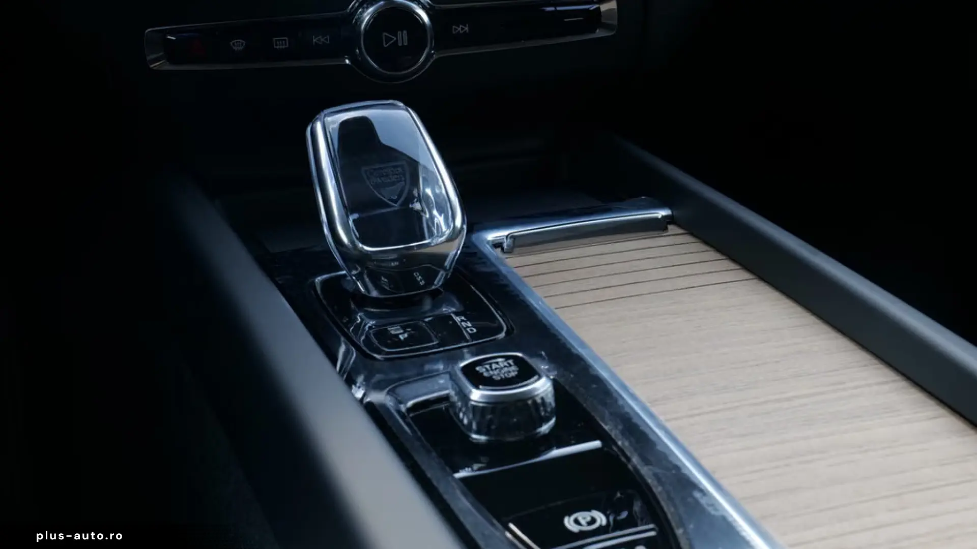 Volvo XC60 T6 Plus Dark Recharge Plug-In Hybrid