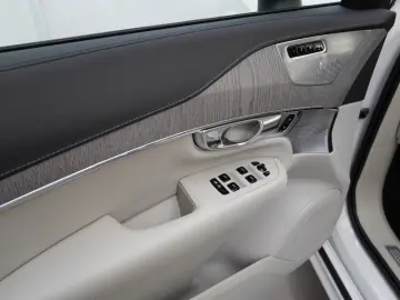 Volvo XC90 T8 Ultra Dark Recharge Plug-In Hybrid