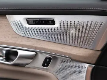 Volvo XC90 Ultra Bright T8 Recharge Plug-In