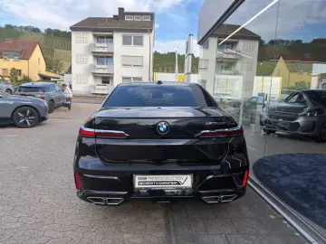BMW M760e xDrive Limousine
