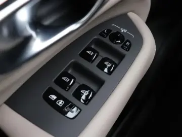 Volvo XC90 T8 Ultra Dark   MY27   Harman