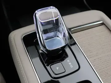 Volvo XC90 T8 Ultra Dark   MY27   Harman