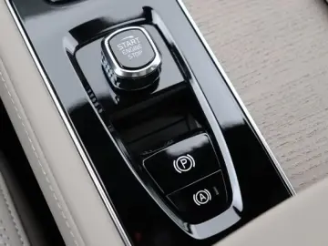 Volvo XC90 T8 Ultra Dark   MY27   Harman